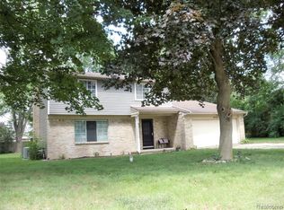 6125 Westview Dr, Grand Blanc, MI 48439