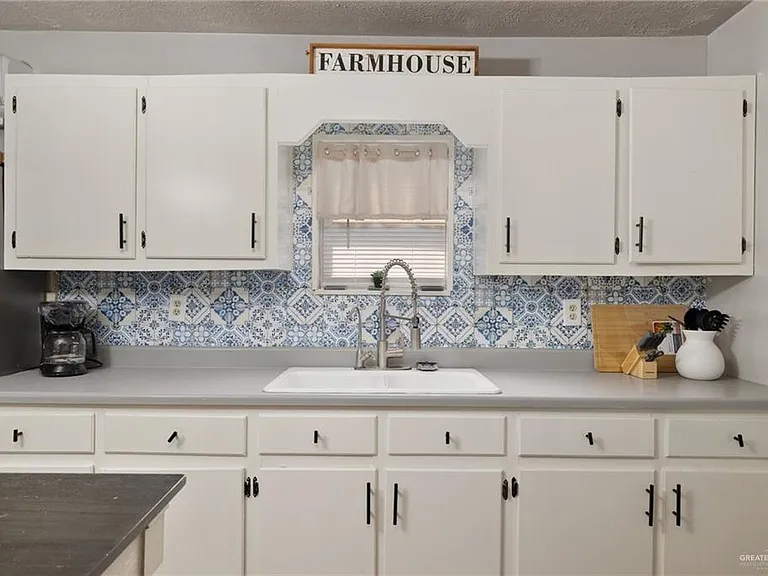 411 E 4th St — Photo 5