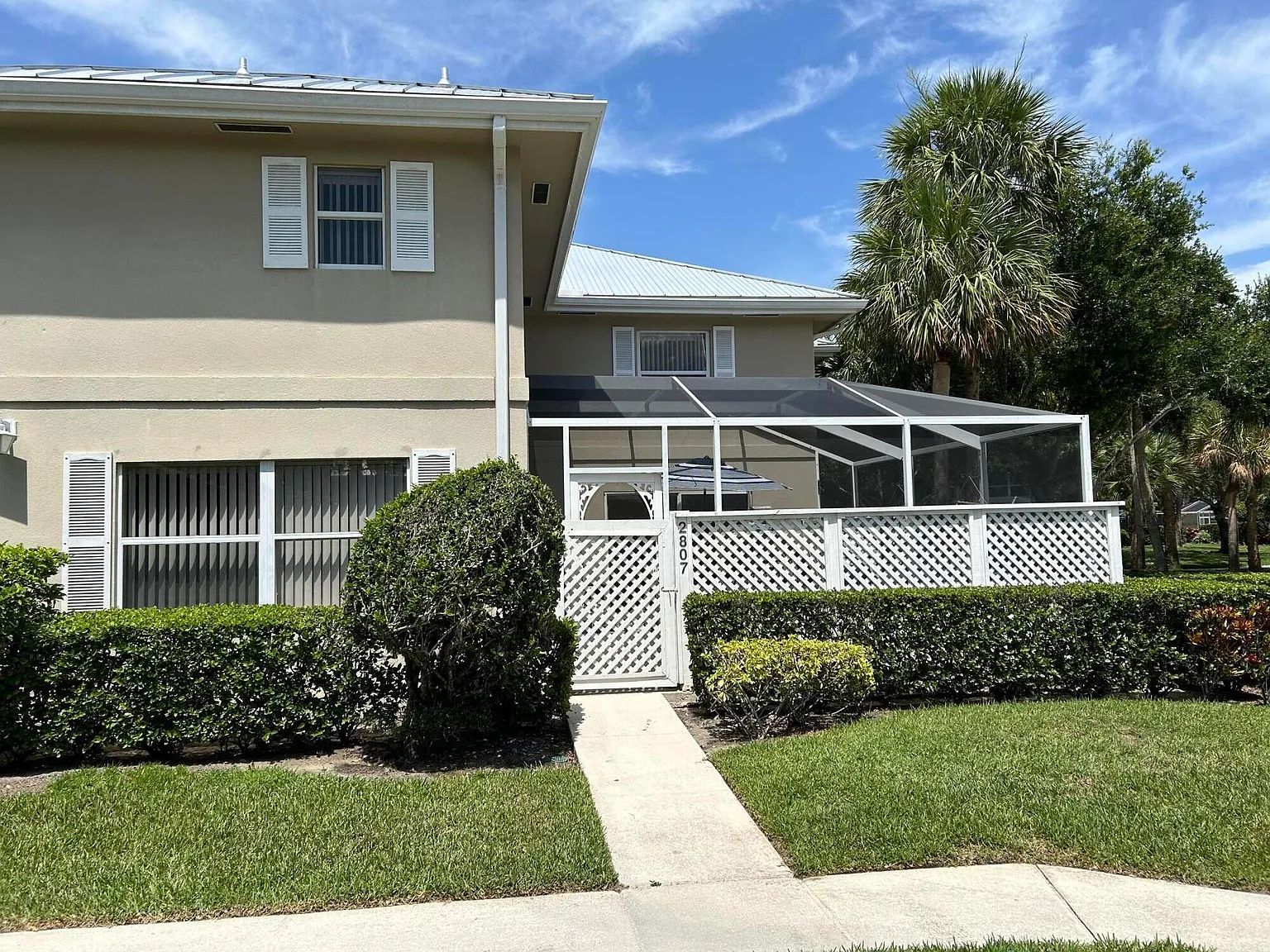 2 bed, 2.5 bath, 1374 sqft, $2,200 — Photo 2
