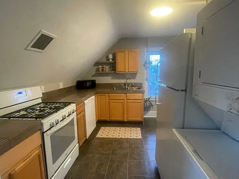 850 Fulton St W — Photo 4