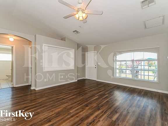 3rd image of 904 NW 8th Pl