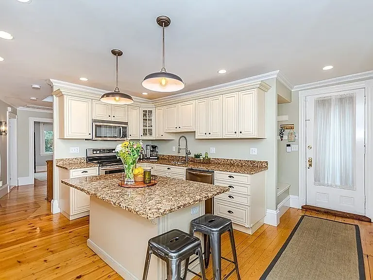 38 Salem St #B — Photo 39