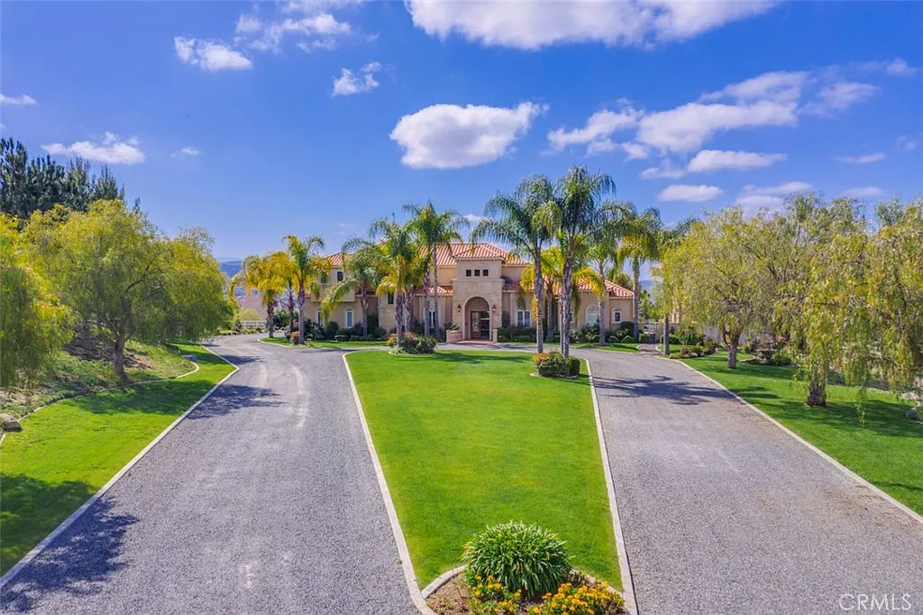 4 bed, 5.5 bath, 4673 sqft, $8,000 — Photo 3