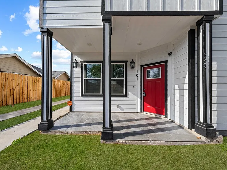 323 Gabriel St #101 — Photo 3