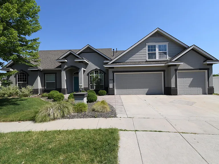 1828 E Serchio Ct — Photo 1