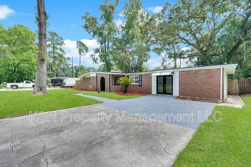 4 bed, 3.0 bath, 2295 sqft, $2,600 — Photo 2