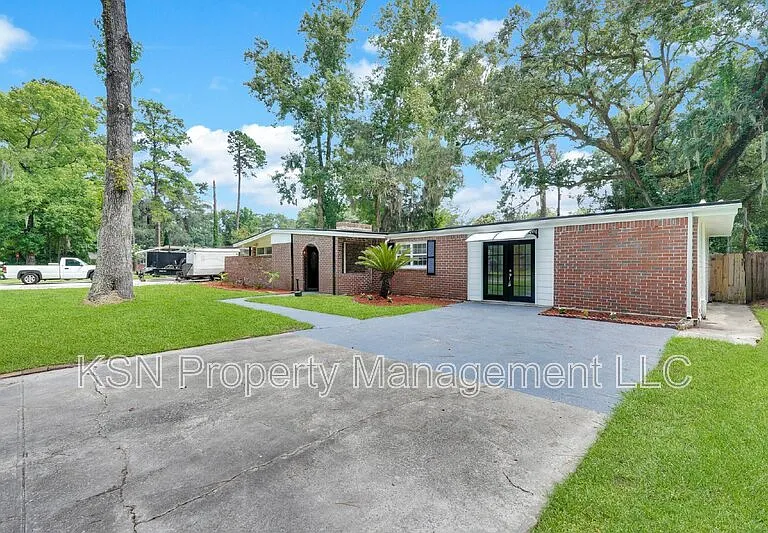117 Windsor Rd — Photo 2