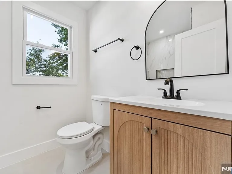 412 Davis Ave — Photo 6