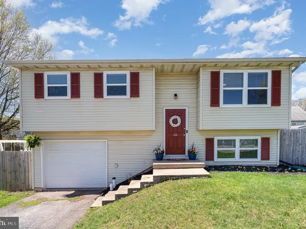 3560 Chickadee Dr, Dover, PA 17315