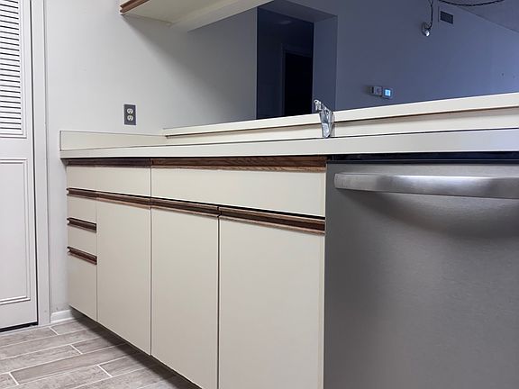 Kitchen w/ BRAND NEW stainless steel appliance package w/ pantry!