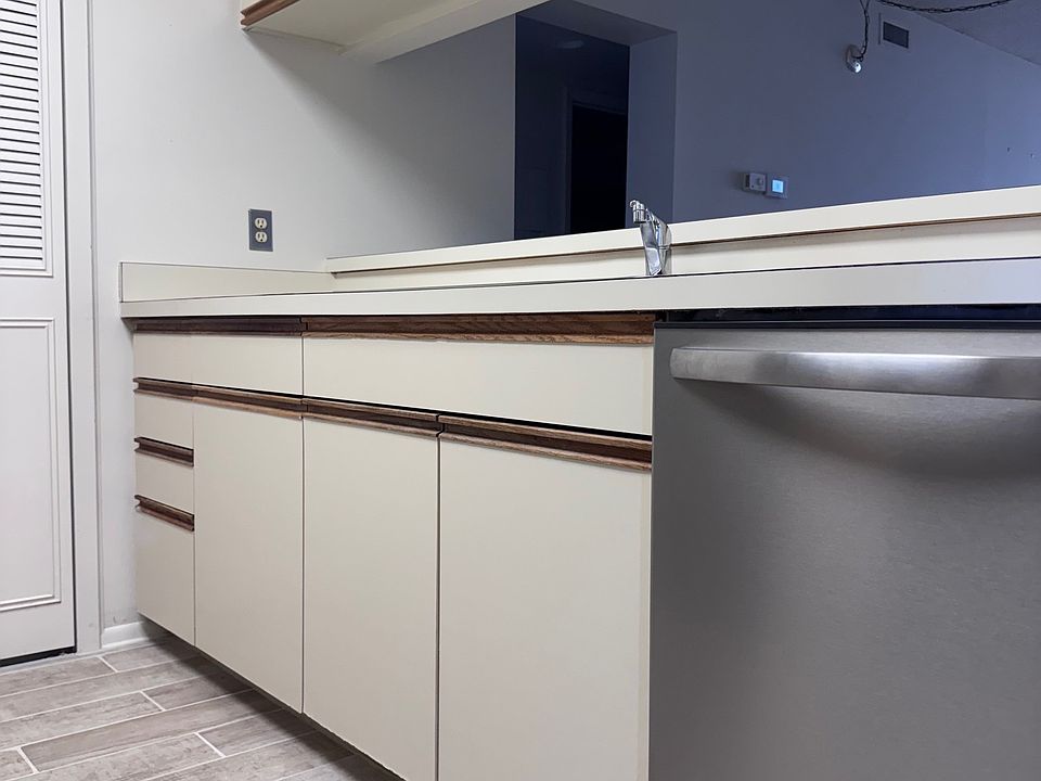 Kitchen w/ BRAND NEW stainless steel appliance package w/ pantry!
