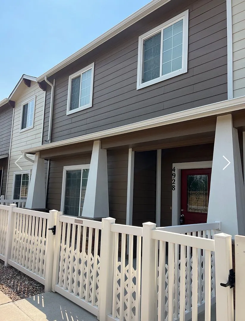 Townhome close to Powers Corridor — Photo 1