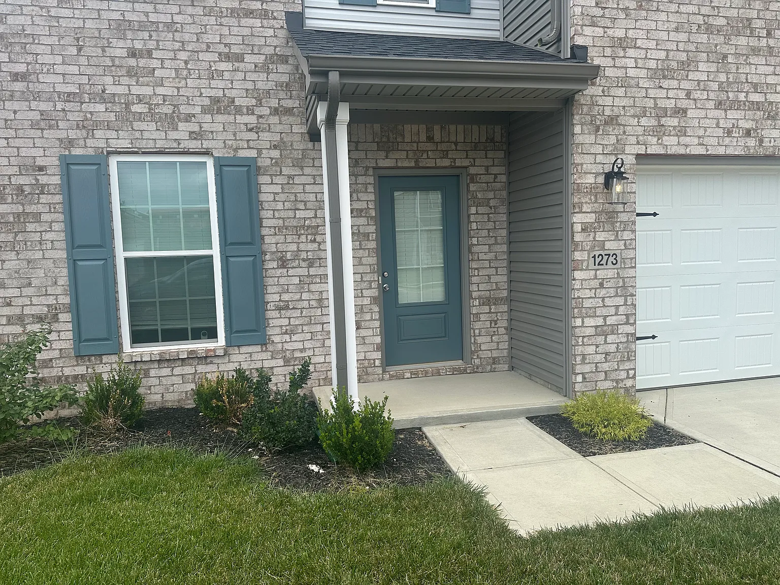 4 bed, 2.5 bath, 2336 sqft, $2,600 — Photo 2