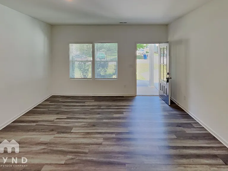313 Cloverdale Ct — Photo 4