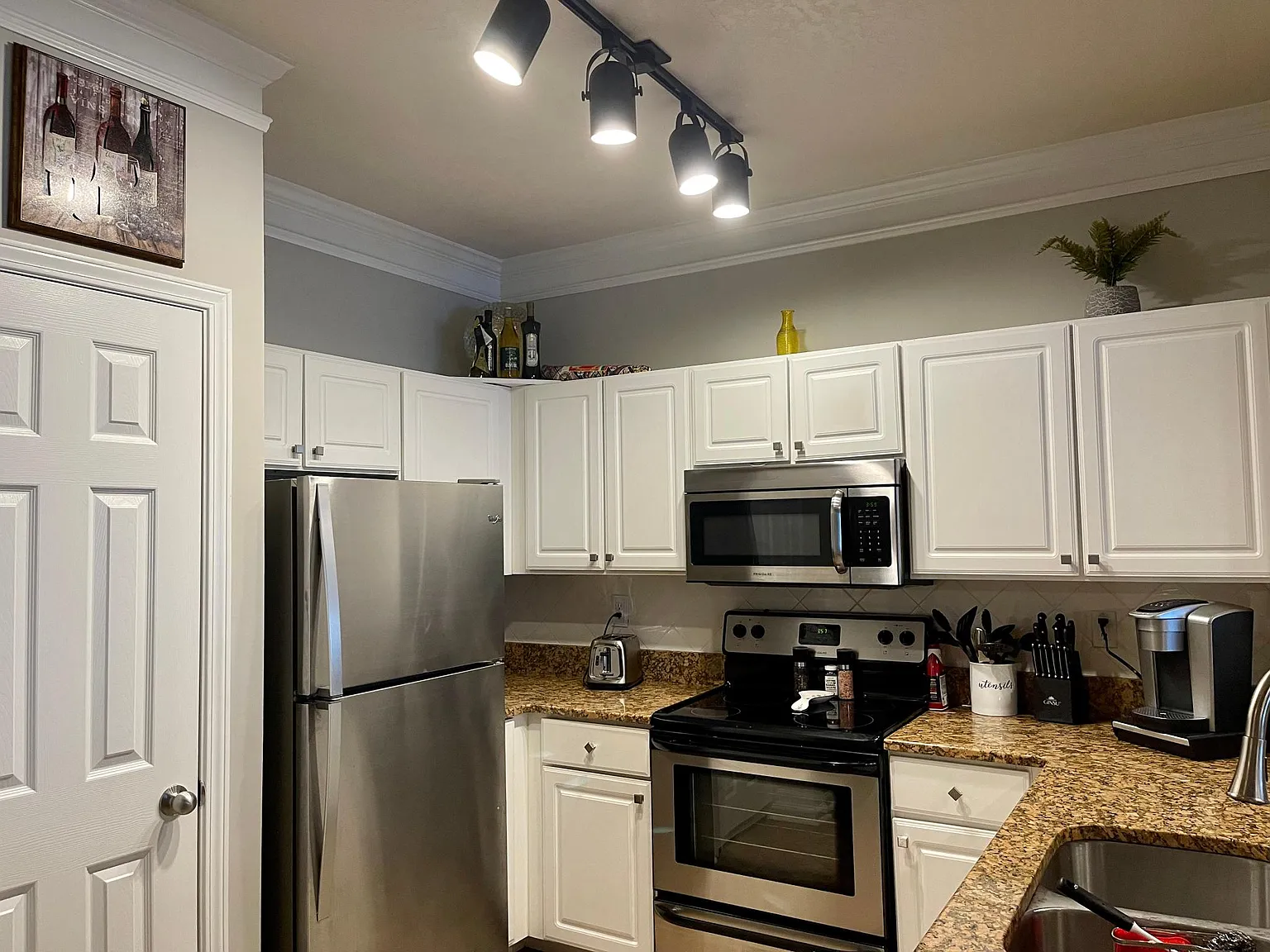 1850 Cotillion Dr — Photo 3