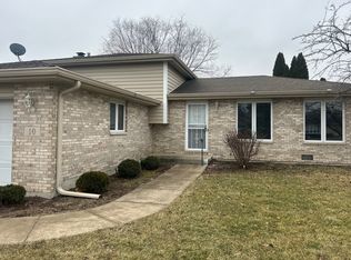 10 Joyce Ct, Crete, IL 60417