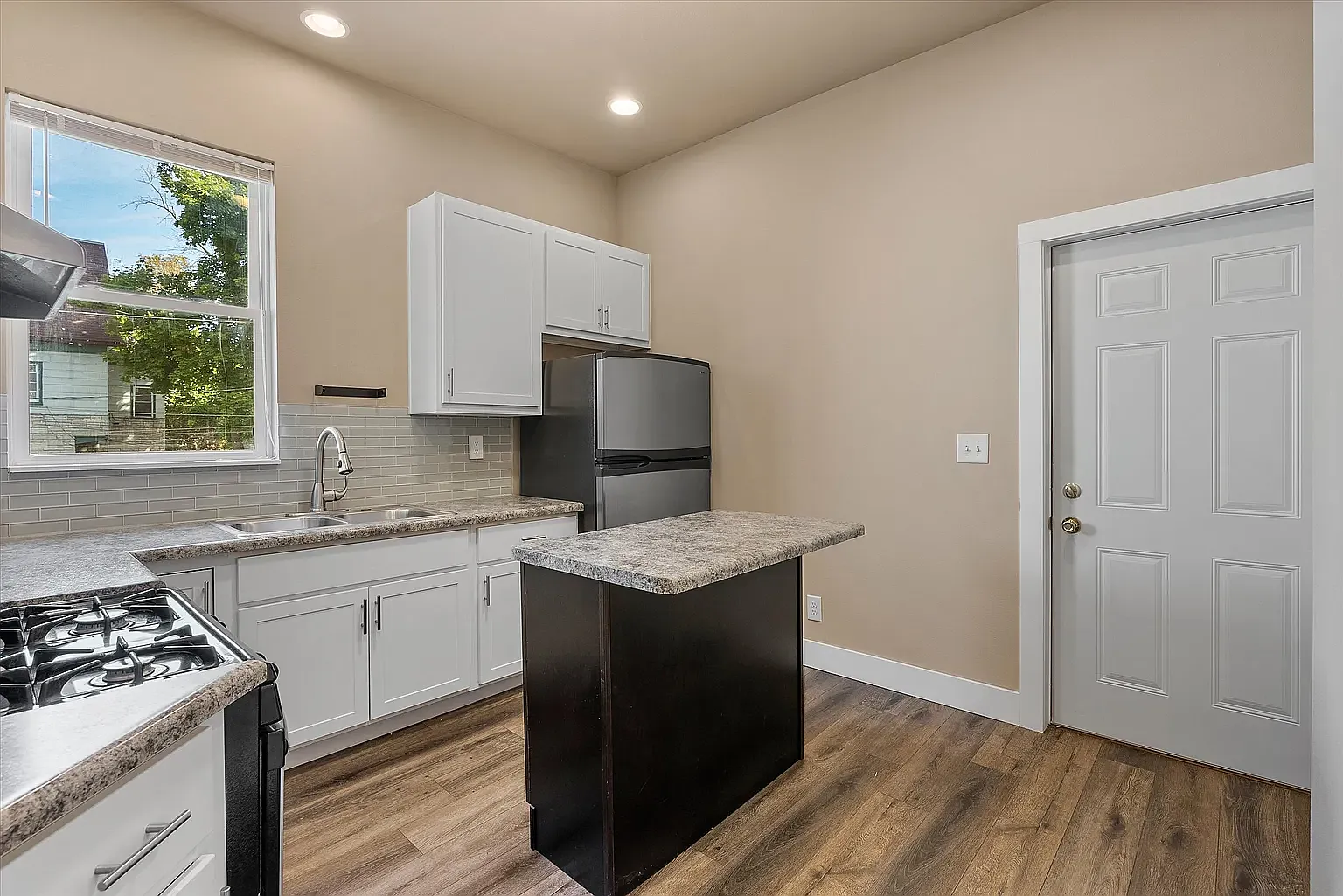 2718 N Murray Ave — Photo 4