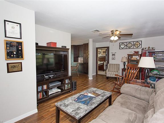 4th image of 142 SE 16th Ter