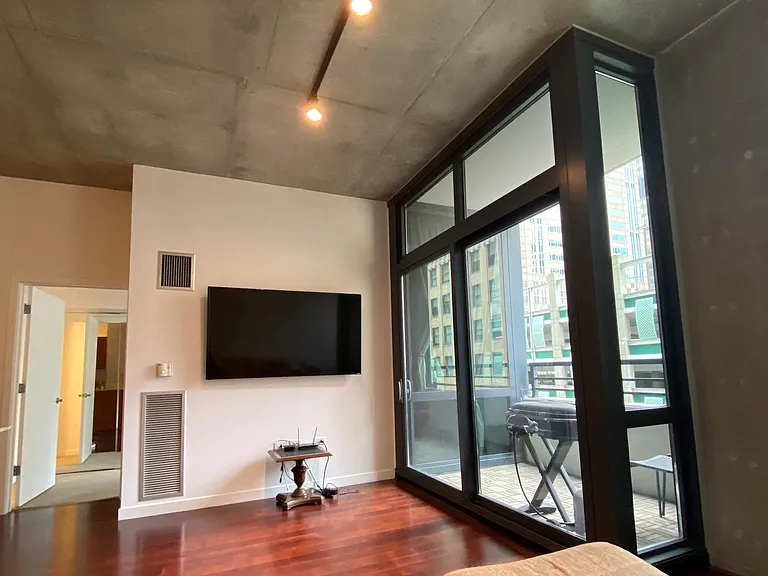 235 W Van Buren St #1422 — Photo 6