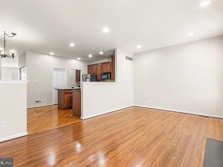 271 Yorktown Ct — Photo 10