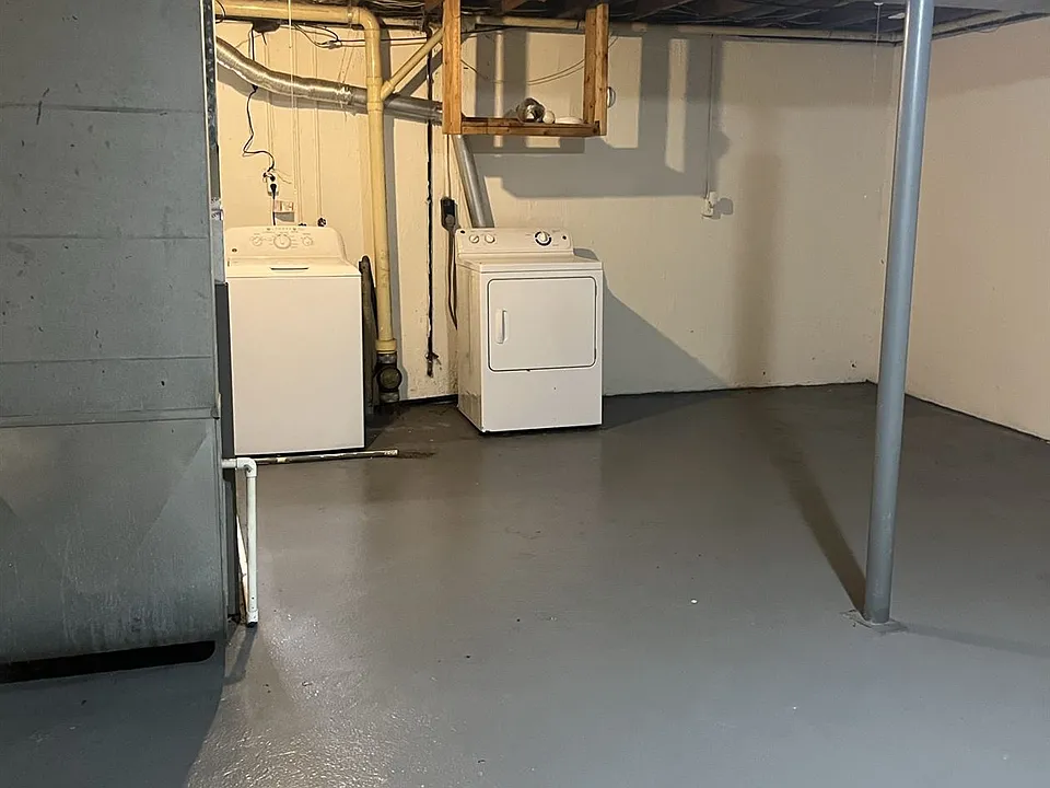 Basement w/ Full Size Washer & Dryer