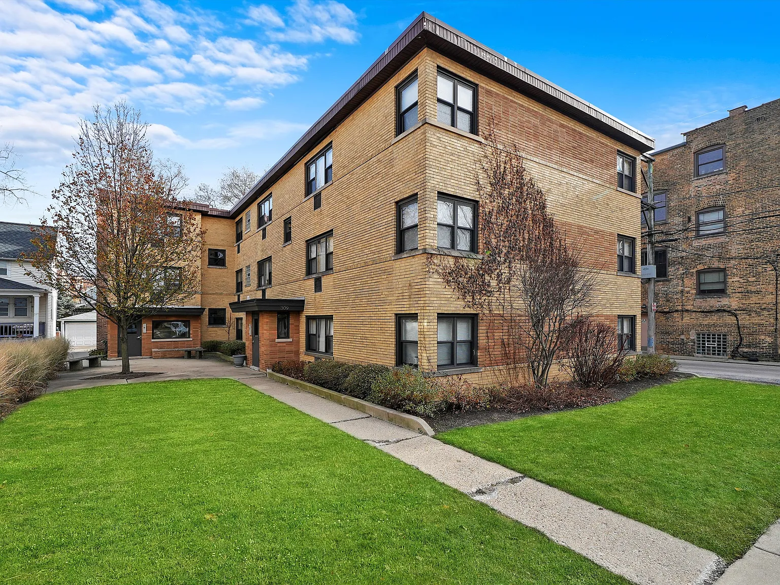 Spacious 1 Bedroom near St. Francis Hospital! — Photo 1