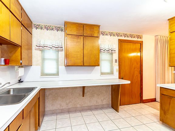 5th image of 5102 Colonial Ave