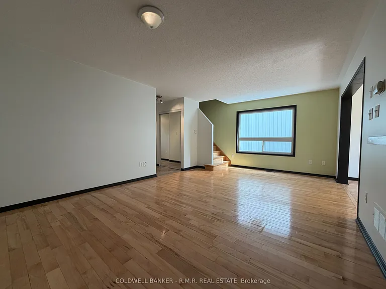75 Margaret Graham Cres — Photo 7