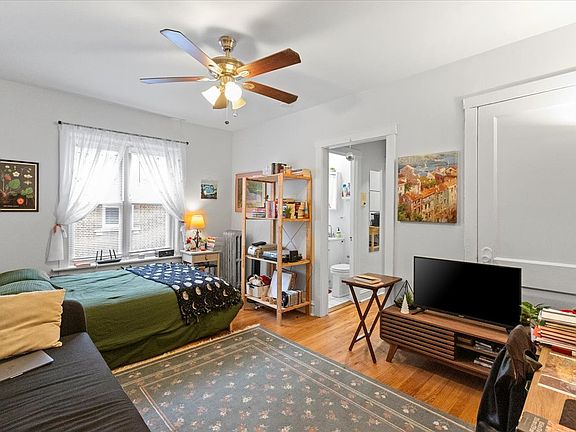 4th image of 656 W Oakdale Ave APT 2A