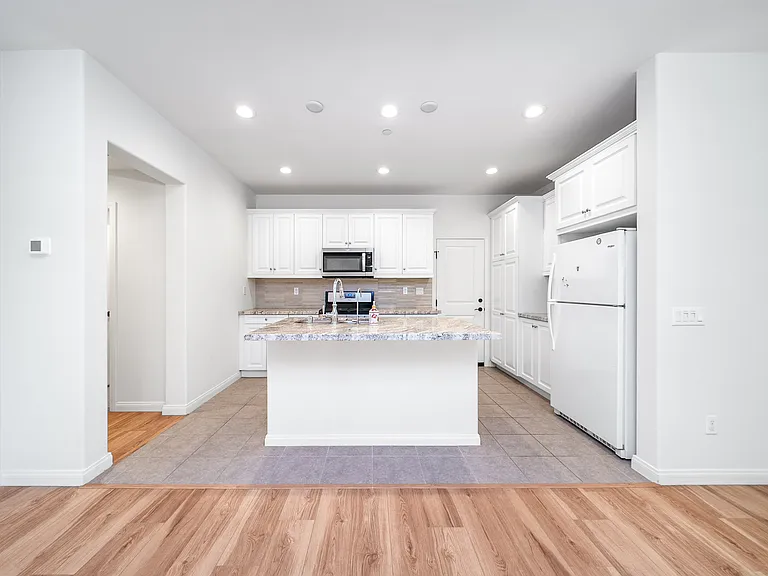 2533 Almeria Ln — Photo 5
