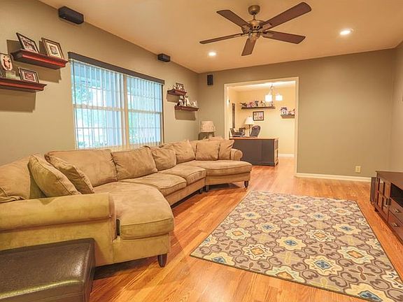 3rd image of 152 Chaucer Ln