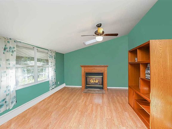 5th image of 71 Scotchpine Dr