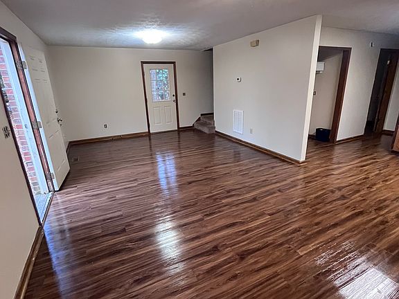 2nd image of 340 Woodridge Cir