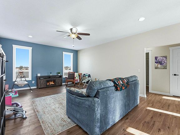 5th image of 922 Honey Willow Blvd