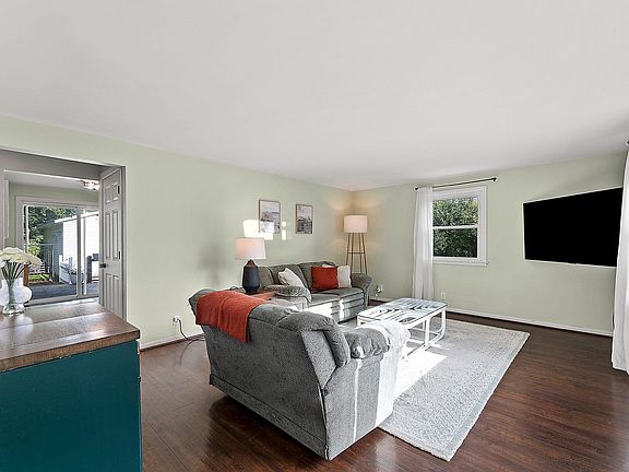 4th image of 2316 Meadow Ln