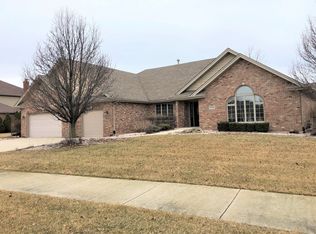 8240 Pine Ridge Dr, Frankfort, IL 60423