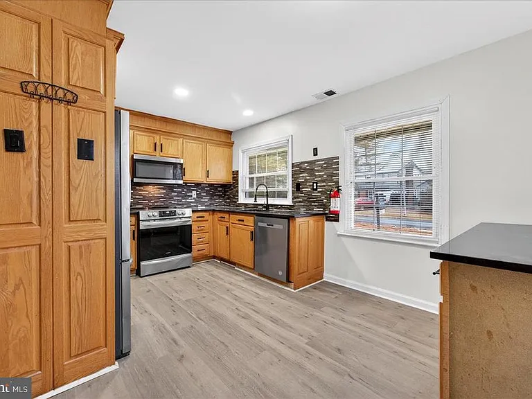 6 Sherwood Ln — Photo 4