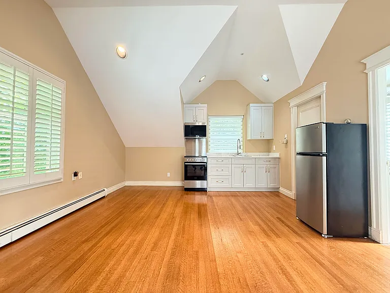 3637 Pine Cres #3 — Photo 4