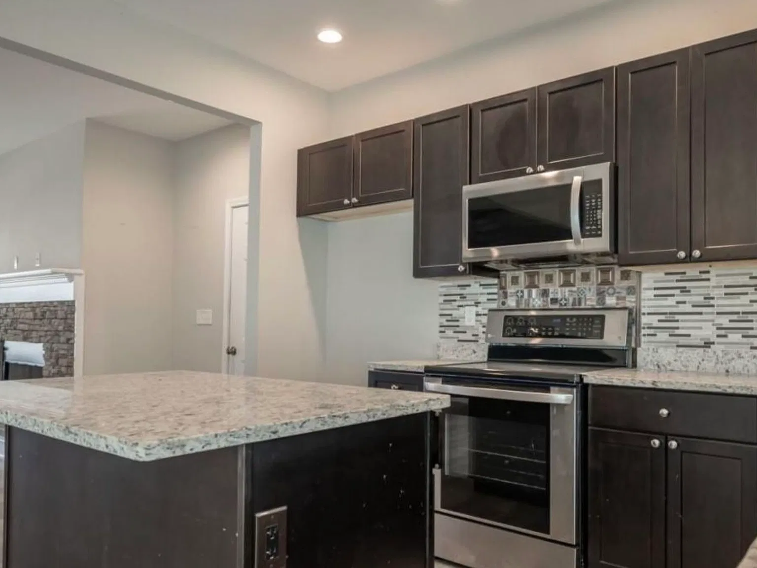 4 bed, 2.5 bath, 2432 sqft, $2,650 — Photo 2
