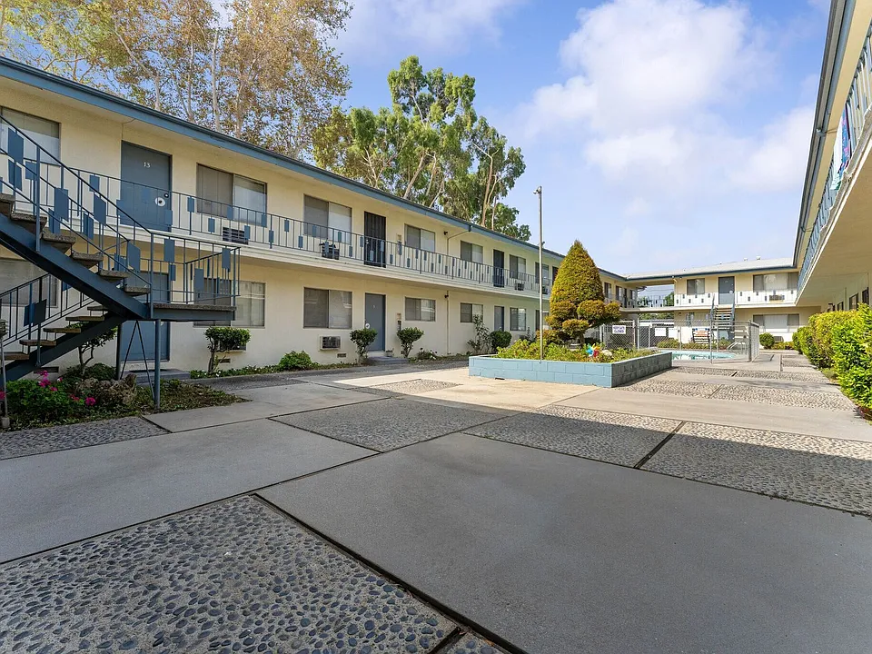 731 N Azusa Ave