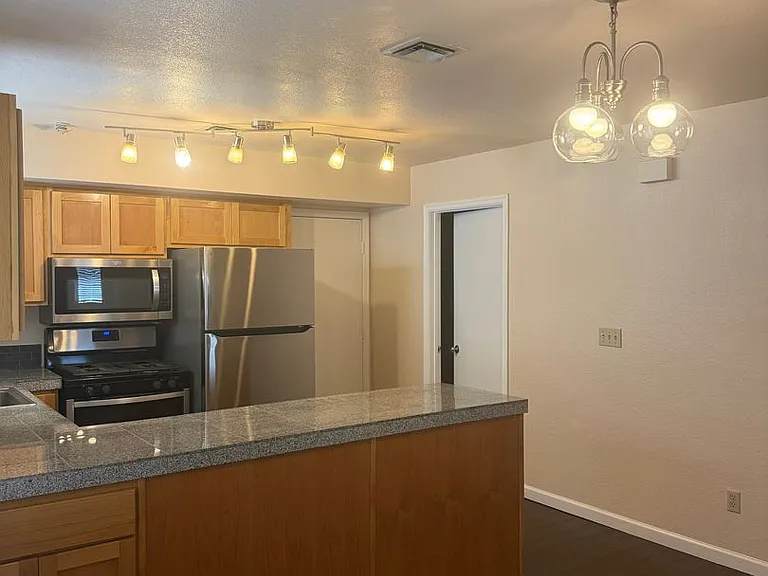 1342 S Sunset Dr — Photo 2
