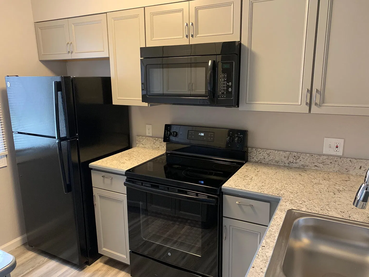 2 bed, 868 sqft, $1,700 — Photo 3