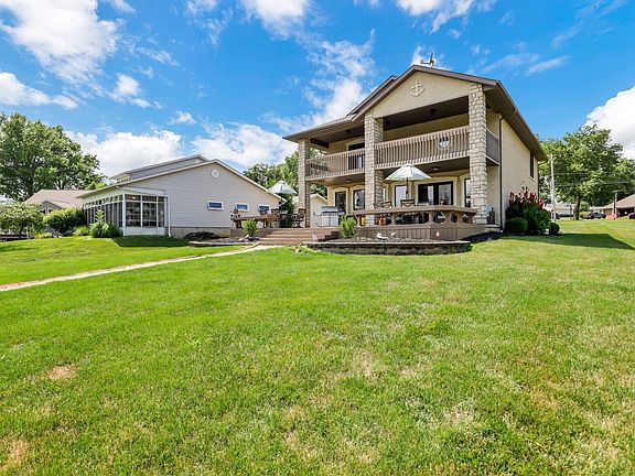 3rd image of 67 Lakeshore Dr W
