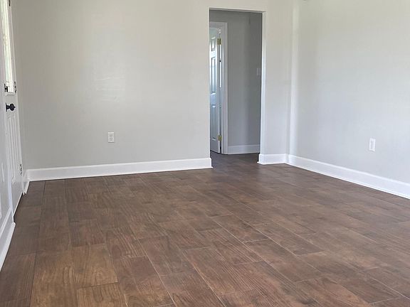 5th image of 4017 School Dr