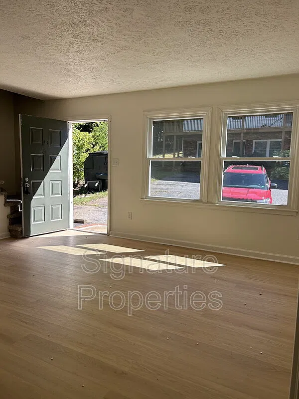 2 bed, 1.5 bath, $875 — Photo 4