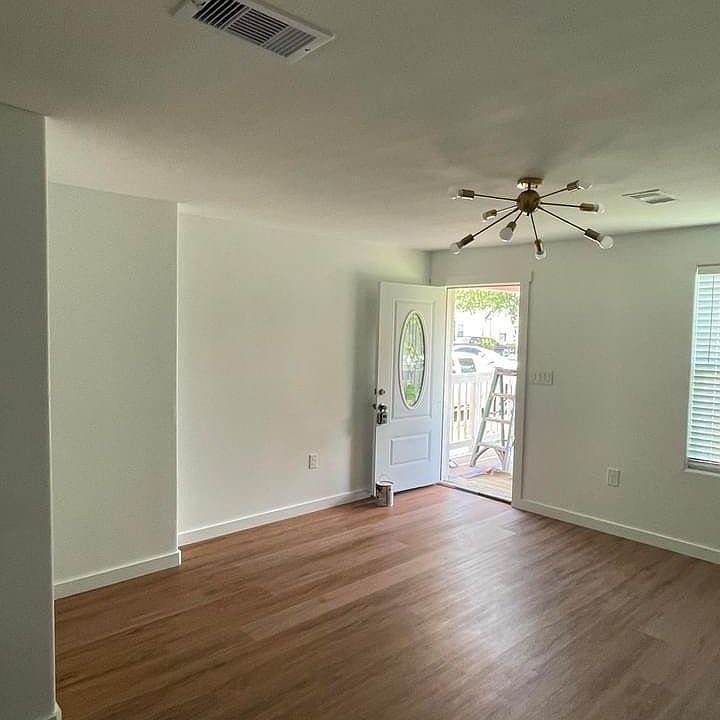 1st image of 642 Sabine Ave