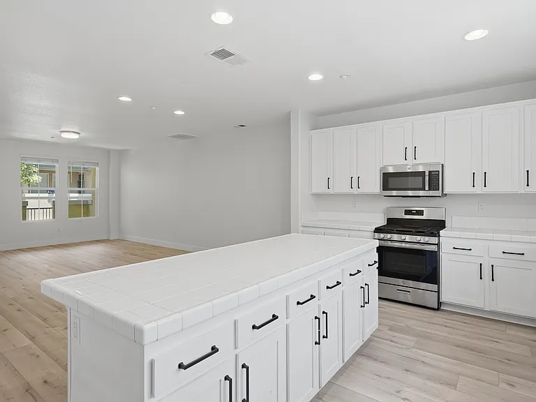 1645 Old Barn Ln — Photo 3