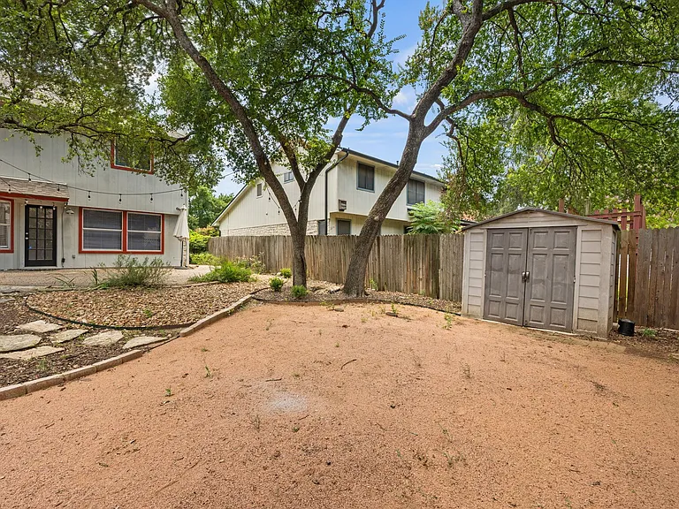 1901 Lobelia Dr — Photo 33