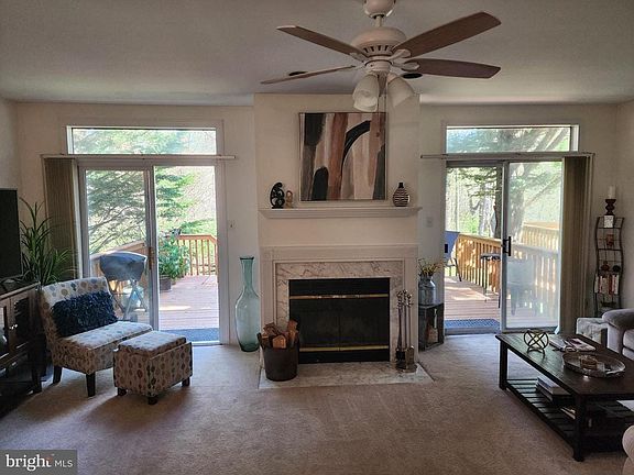 3rd image of 922 Glackens Ln