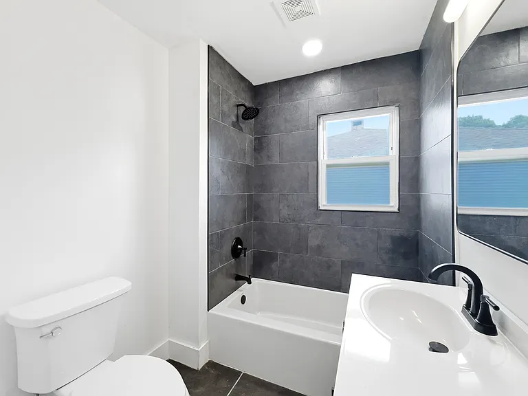 Full Bathroom 1